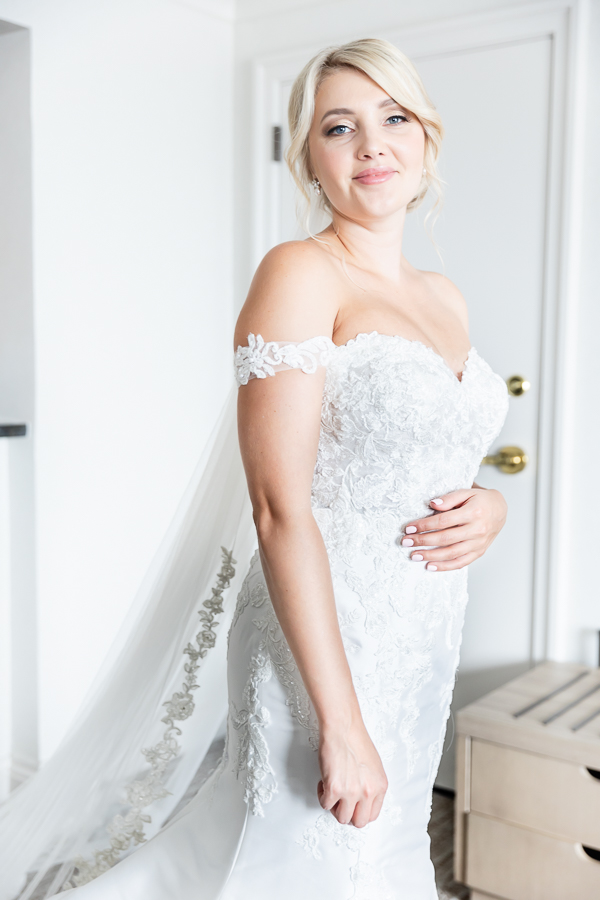 Wedding at Baltimore Harbor bride getting ready at the Baltimore Marriott Waterfront
