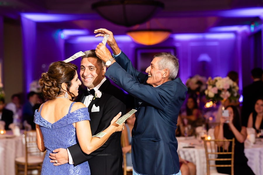 groom and mother dance 